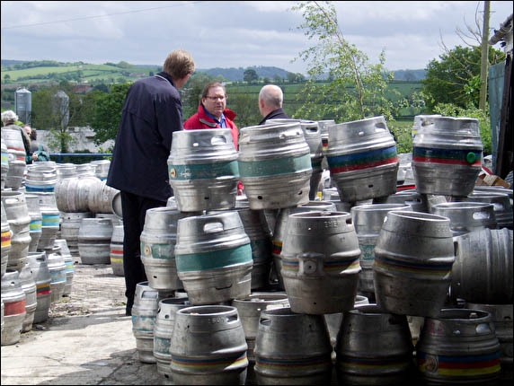 last minuite chat over some beer casks